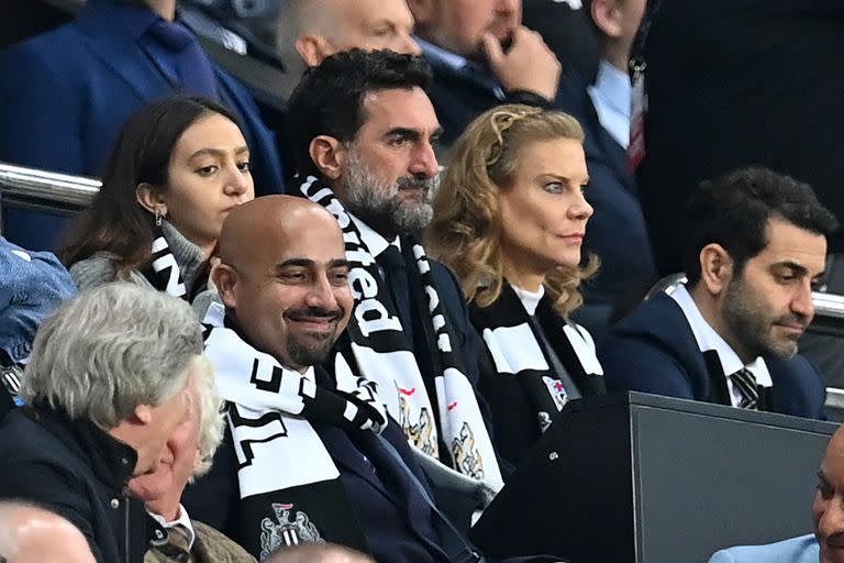 El presidente de Arabia Saudita del Newcastle United, Yasir Al-Rumayyan (C), y la propietaria minoritaria inglesa del Newcastle United, Amanda Staveley (centro a la derecha), miran desde sus asientos al final del partido de fútbol de la Premier League inglesa entre Newcastle United y Tottenham Hotspur