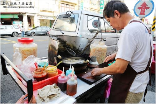 【食記│台南】開山路無名臭豆腐~新立食文化，站著吃也好好味的神祕臭豆腐!