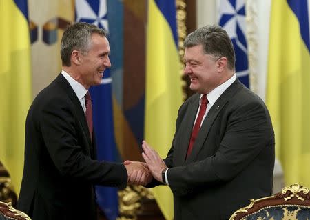 Ukrainian President Petro Poroshenko (R) welcomes NATO Secretary-General Jens Stoltenberg before the meeting of national security and defense council of Ukraine in Kiev September 22, 2015. REUTERS/Gleb Garanich