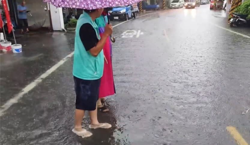 今日強降雨，台南多區淹水，安南區城北路許多店家進水、民眾寸步難行。（圖：蔡麗青提供）