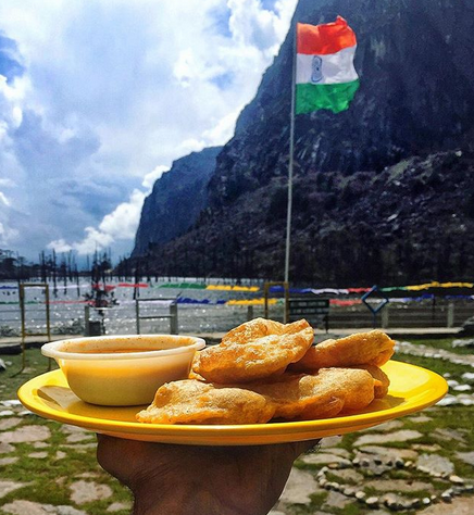 <p>La recorrida gastronómica incluyó también este increíble lugar de la India donde se acostumbra a comer unas frituras acompañadas de una salsa picante. Foto: https://www.instagram.com/myyellowplate/ </p>