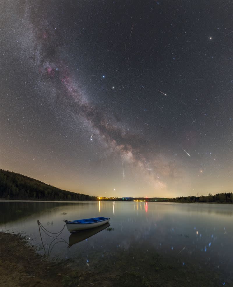 捷克天文攝影家Petr Horálek於2020年所拍攝的四月天琴座流星雨。照片中各個流星尾跡的交會點即為輻射點，位於藍白色的織女星附近。（圖／天文館提供）