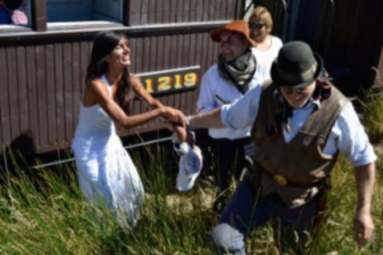 Los turistas que viajan en el Viejo Expreso Patagónico pueden participar de la experiencia