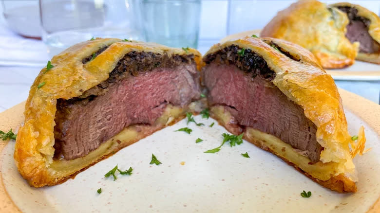 Beef Wellingtons with puff pastry and steak