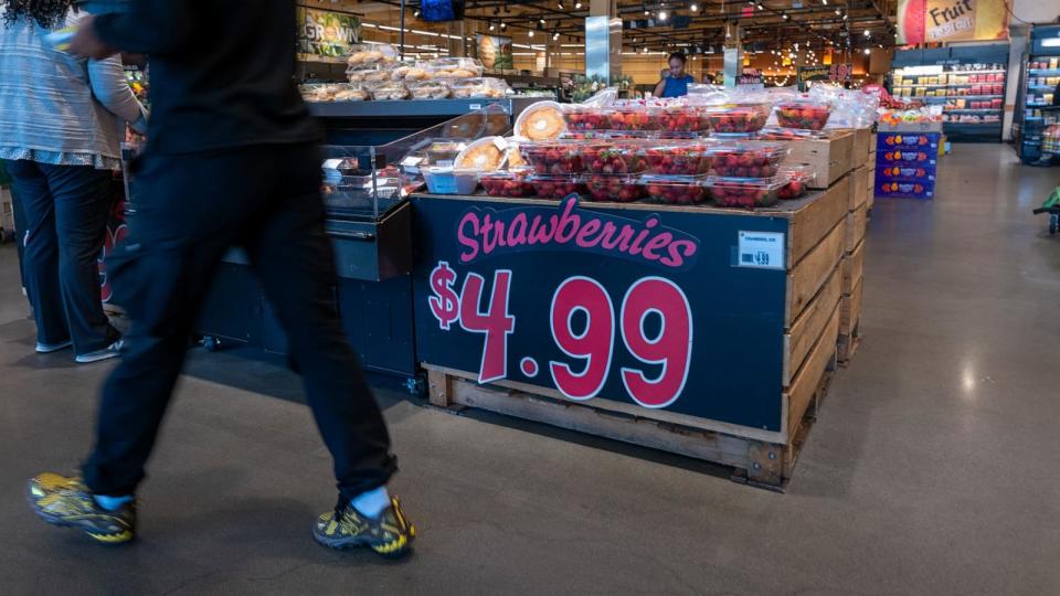 PHOTO: People shop at a grocery store, July 11, 2024, in Brooklyn, N.Y. (Spencer Platt/Getty Images)