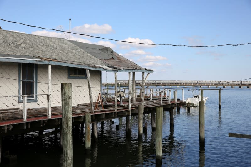 FOTO DE ARCHIVO: Una casa dañada por el clima y las inundaciones en el barrio de Broad Channel de Queens en la ciudad de Nueva York, Estados Unidos, el 2 de noviembre de 2019