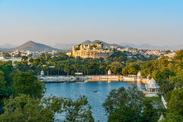 À la 10e place : Udaipur. Surnommée la Venise de l’Orient, elle est située dans le Rajasthan et fascine les visiteurs. Pour son architecture avec ses palais, ses temples et ses rues colorées. Et pour son environnement puisque la ville indienne est entourée de majestueux lacs et de collines luxuriantes.