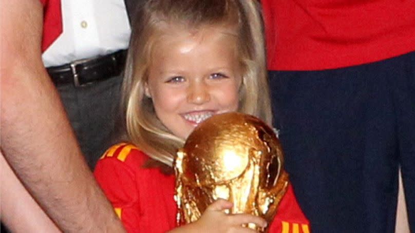 2010: Nach dem Sieg der spanischen Fußballnationalmannschaft der Herren hält Leonor den Pokal in den Händen.