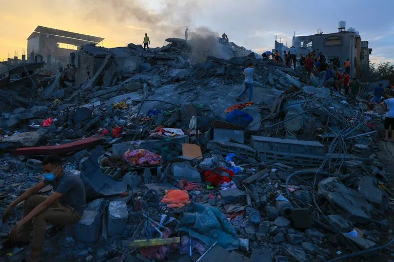 Un bombardeo israelí en un campo de refugiados de Gaza provocó decenas de muertos, según las autoridades palestinas. (Mahmud HAMS / AFP)