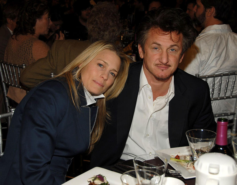 L'histoire entre Sean Penn et Robin Wright a officiellement pris fin en 2010. Mais avant cela, le couple s'est quitté et rabiboché un grand nombre de fois en demandant tour à tour le divorce avant de se raviser. au dernier moment. Cette idylle tourmentée aura d'ailleurs laissé à l'acteur un souvenir pénible. <em>"C’est une humiliation incroyablement forte, dans le meilleur sens du terme. Cela peut rendre quelqu’un très amer et très fermé"</em>, confiera-t-il en 2012 à Esquire allant jusqu'à qualifier de "fraude" son mariage qui aura tout de même duré 14 ans. (Crédit photo: KMazur/WireImage)