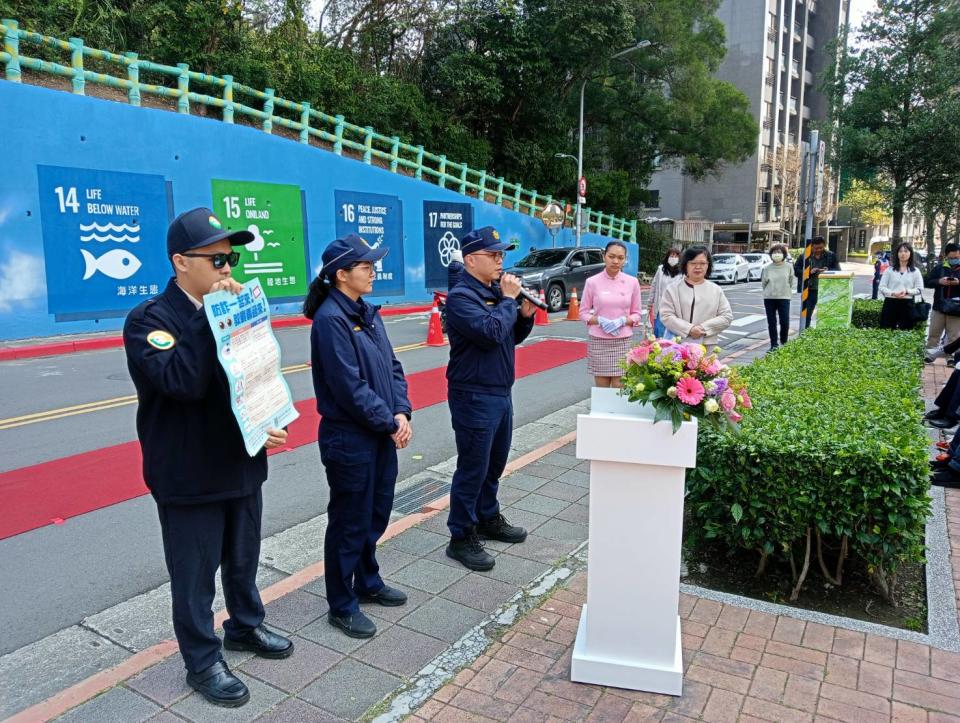 內湖分局西湖派出所的警員正在向社區居民進行防詐騙宣導，增強大家的安全意識，保護社區安全。