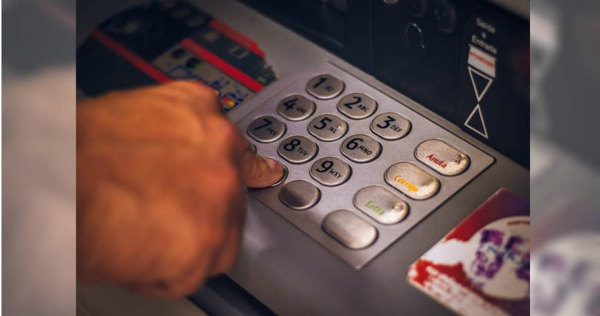 婦人餘額不足仍繼續操作ATM，男發文抱怨反被網友轟。（圖／Unsplash）