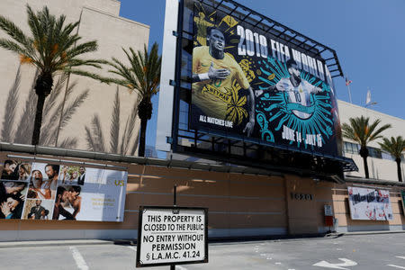 Una de las entradas a Fox Studios es fotografiada en Los Ángeles, California, 13 de junio de 2018. REUTERS/Mike Blake