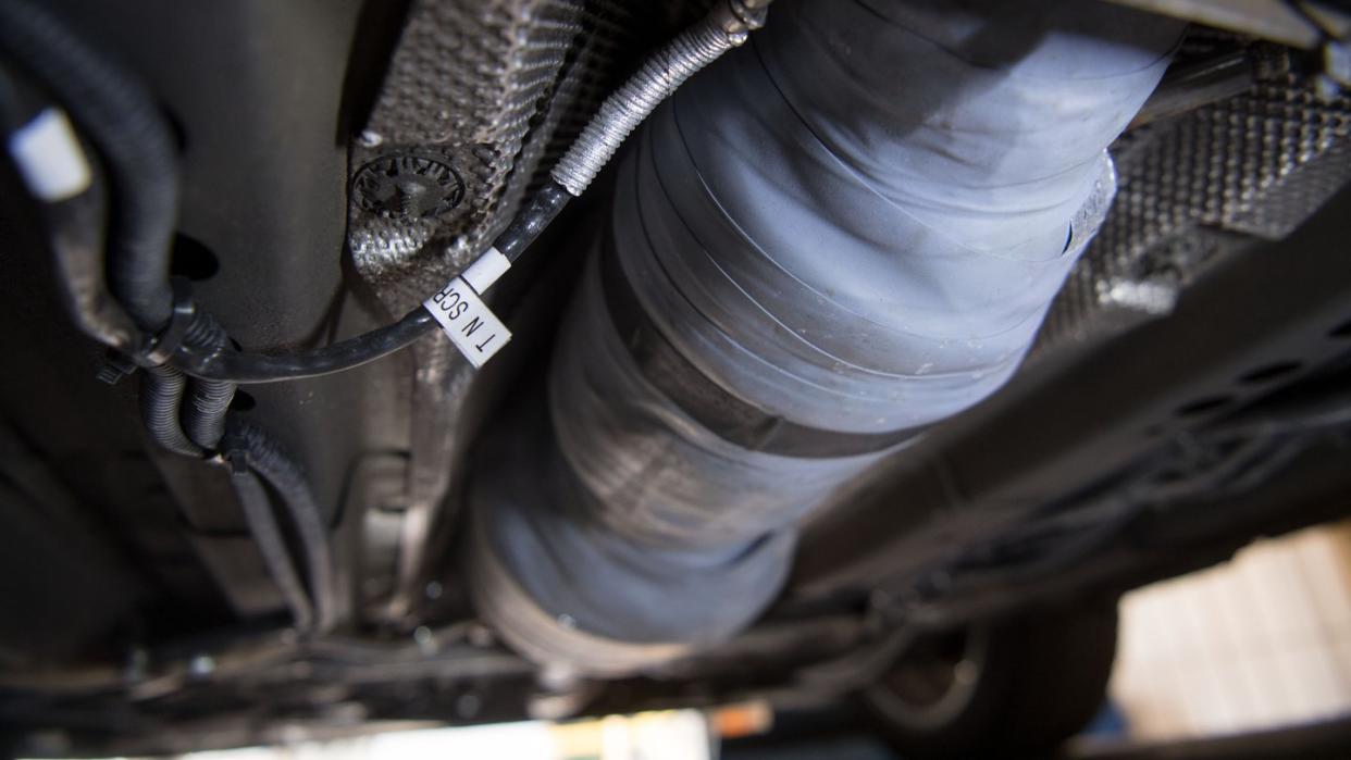 Ein nachgerüsteter SCR-Katalysator am Unterboden eines umgerüsteten Opel Astra. Foto: Marijan Murat