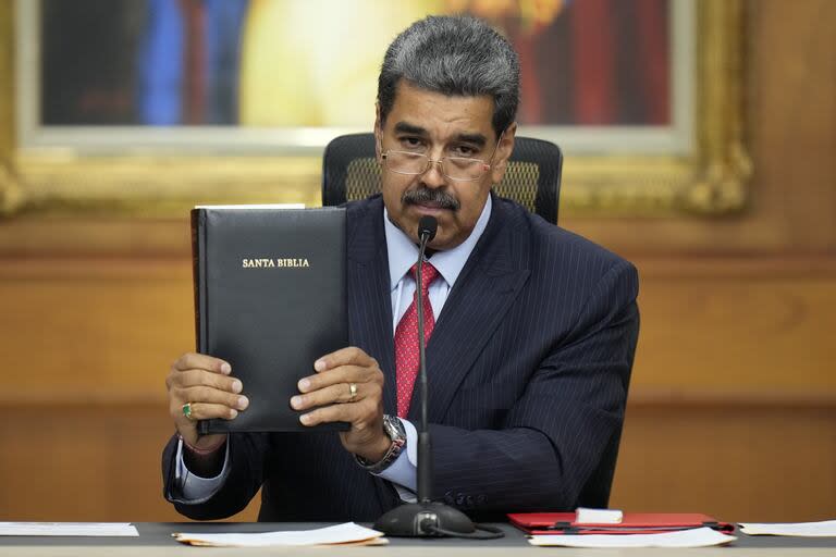El presidente venezolano, Nicolás Maduro, sostiene una Biblia durante su conferencia de prensa en el palacio presidencial de Miraflores en Caracas, Venezuela, el miércoles 31 de julio de 2024