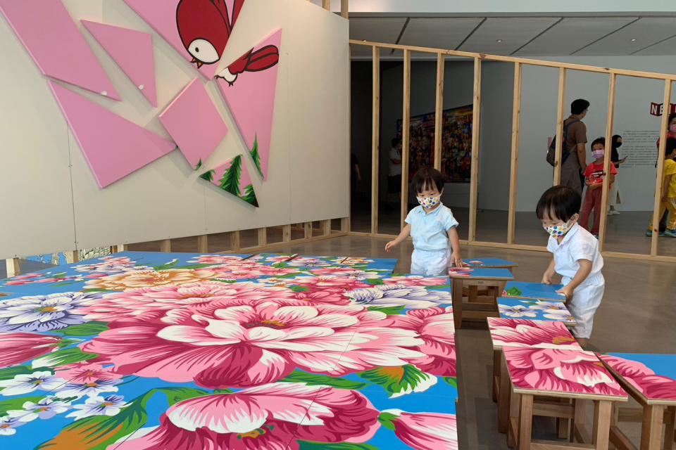林明弘作品〈繪畫〉以遊樂場為概念發想，打造親子互動美學場域。