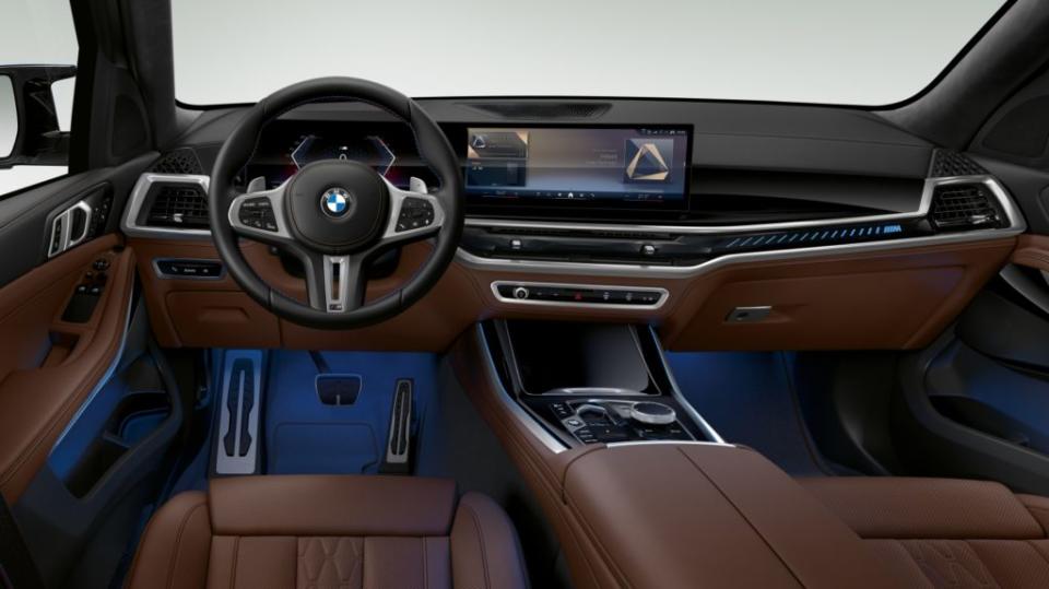 內裝同樣升級BMW OS 8.5雙曲面座艙，可選配行李廂鋼製隔板來保障車內乘客安全。(圖片來源/ BMW)