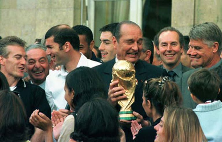 Chirac, con la Copa en la mano, celebra como Deschamps, Zidane, Pires y el técnico Aimé Jacquet en los jardines del Palacio del Elíseo