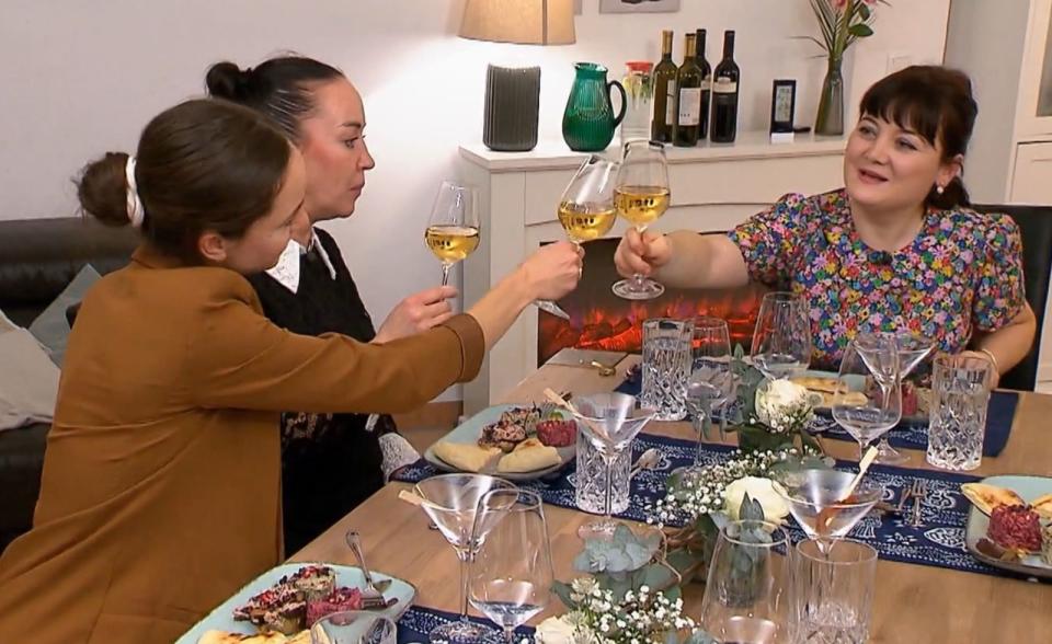 Prost mit georgischem Wein: Reva, Dary und Gastgeberin Lela. (Bild: RTL)