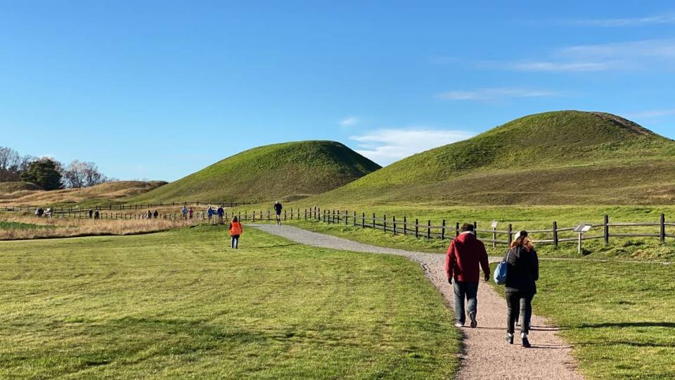 Gamla Uppsala, asentamiento original de la ciudad, en tiempos del reino vikingo.