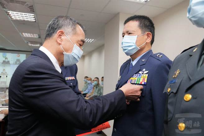 國防部長邱國正頒贈空軍副司令李廷盛勳章。軍聞社提供。