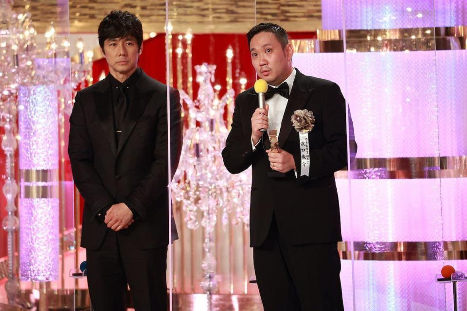 《在車上》拿下最大獎最佳影片殊榮，濱口竜介（右）與西島秀俊一起上台領獎。（翻攝自日本電影學院獎）