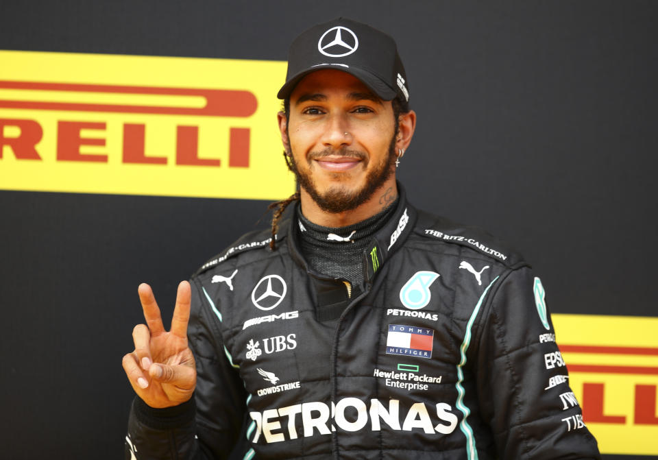 El piloto de Mercedes Lewis Hamilton tras vencer en el Gran Premio de Estiria en Spielberg, Austria, el domingo 12 de julio de 2020. (Mark Thompson/Pool vía AP)