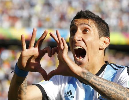 El delantero Ángel Di María será baja en la selección argentina para la semifinal ante Holanda debido a una lesión muscular que sufrió en su pierna derecha en el encuentro ante Bélgica, aseguró el domingo el médico del equipo, Daniel Martínez. En la imagen, el jugador argentino, Angel Di Maria, celebra un gol ante Suiza 
durante un partido de la Copa Mundial 2014 en Sao Paulo. 1 de julio, 2014. REUTERS/Ivan Alvarado