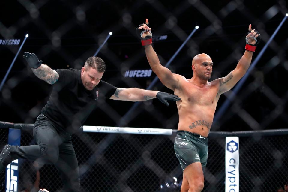 Robbie Lawler celebrates winning his final ever fight with an early knockout (Getty Images)