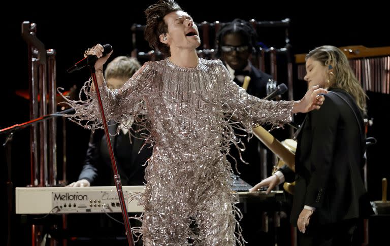 Harry Styles interpretando As It Was en los Grammy