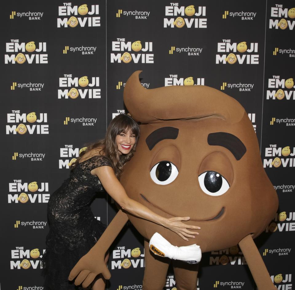 <p>Sofía Vergara posó abrazada a la famosa caca de Emoji mientras posaba ante la prensa en el estreno de ‘The Emoji Movie’ celebrado en el Institute of Technology de la ciudad de Nueva York.</p> 