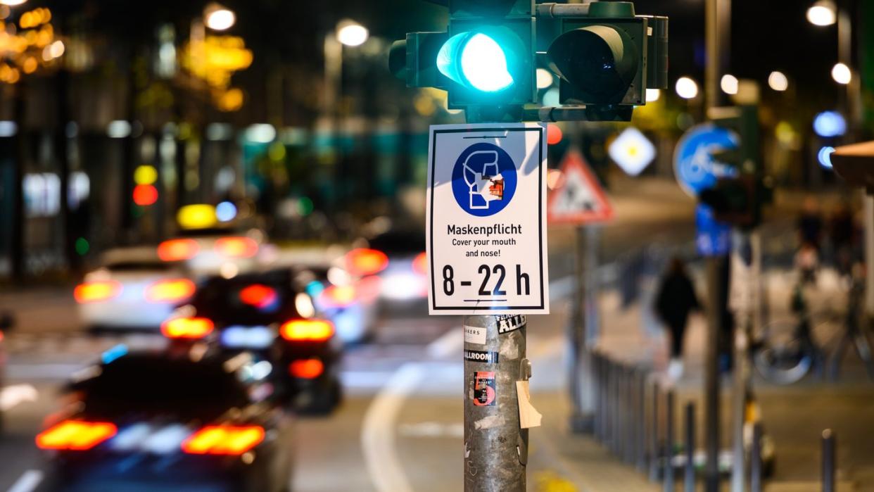 Hinweisschild auf die Maskenpflicht in Frankfurt am Main.