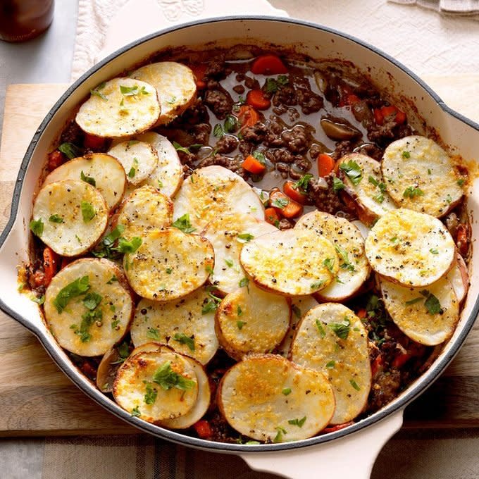 Potato Topped Ground Beef Skillet Exps Hck18 191121 B04 014 6b 20