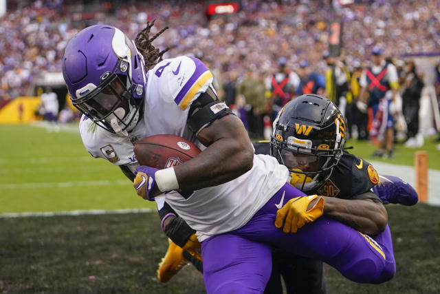 LOOK: NFL official runs into Vikings safety, helping Commanders