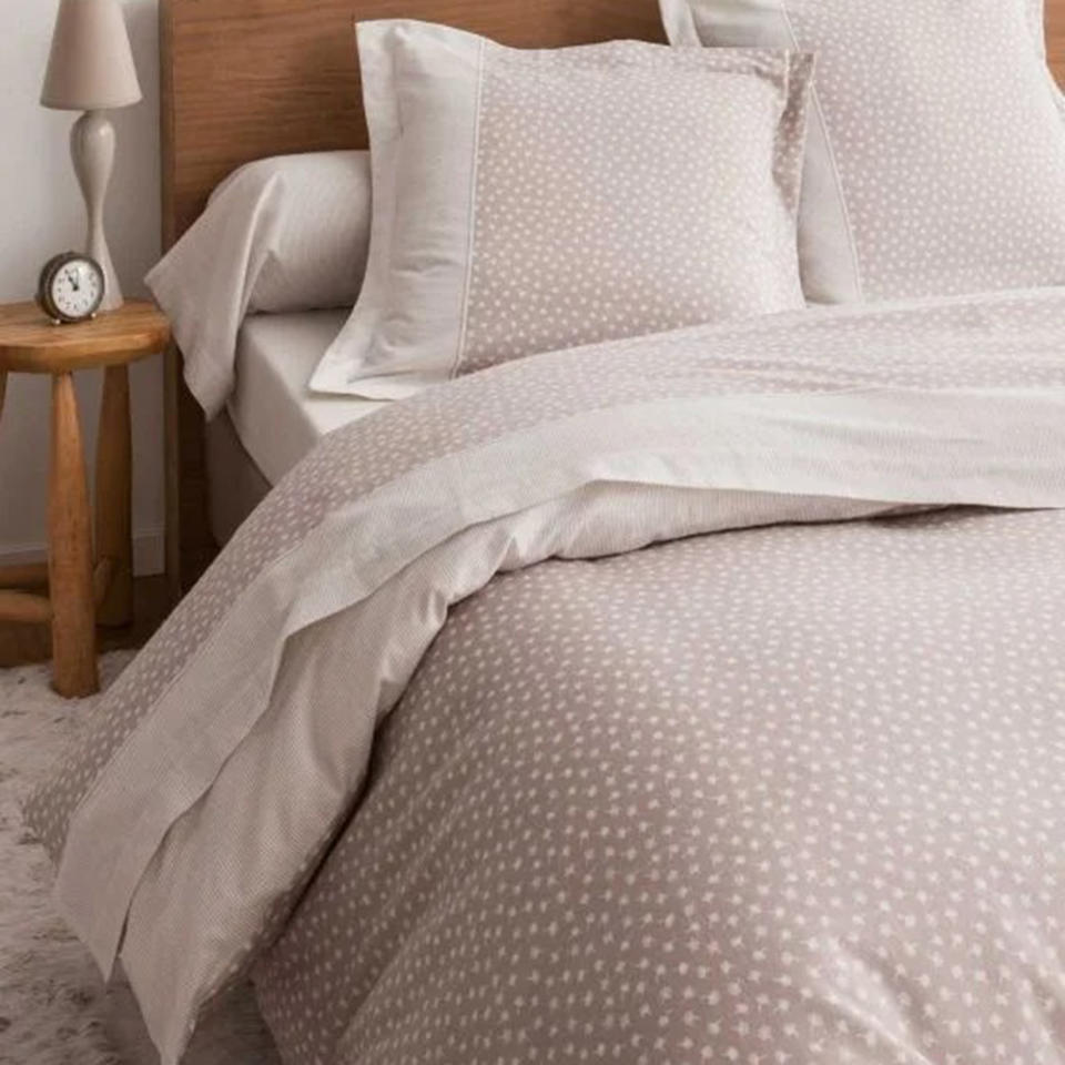 <p>Damart, à partir de 39,99 €</p><br><a href="https://www.damart.fr/housse-de-couette-flanelle-pur-coton-plumes-35802-1.html?color_filterable=37707" rel="nofollow noopener" target="_blank" data-ylk="slk:Acheter;elm:context_link;itc:0;sec:content-canvas" class="link ">Acheter</a>