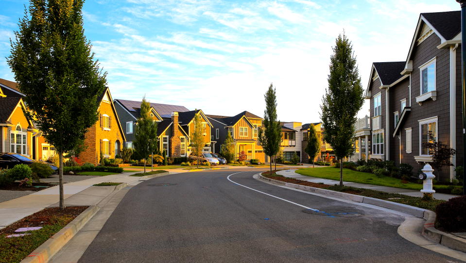 Comprar una casa se está convirtiendo en muchos lugares de Estados Unidos casi una misión imposible si no tienes el dinero en efectivo y margen suficiente para negociar al alza. Foto: Getty Images. 