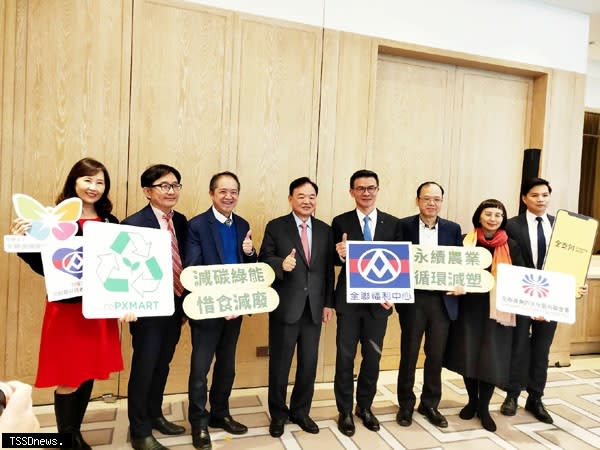全聯董事長林敏雄（左4）帶領經營團隊今年業績將挑戰2100億元新高。