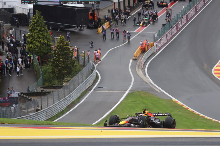 Max Verstappen transita Eau Rouge, la curva más trepidante de la Fórmula 1; el Gran Premio de Bélgica tendrá su carrera sprint este sábado en Spa-Francorchamps.