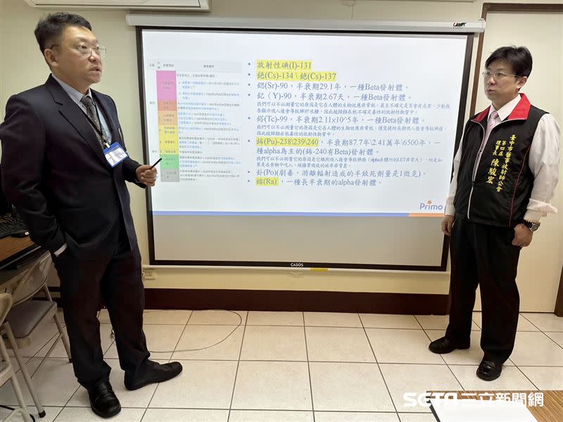 福島議題專家資深放射師吳志毅與臺中市醫事放射師公會理事長陳駿宏，他們表示，相較他國的規範，台灣所規定的現值其實是非常嚴格的。（圖／記者張雅筑攝）