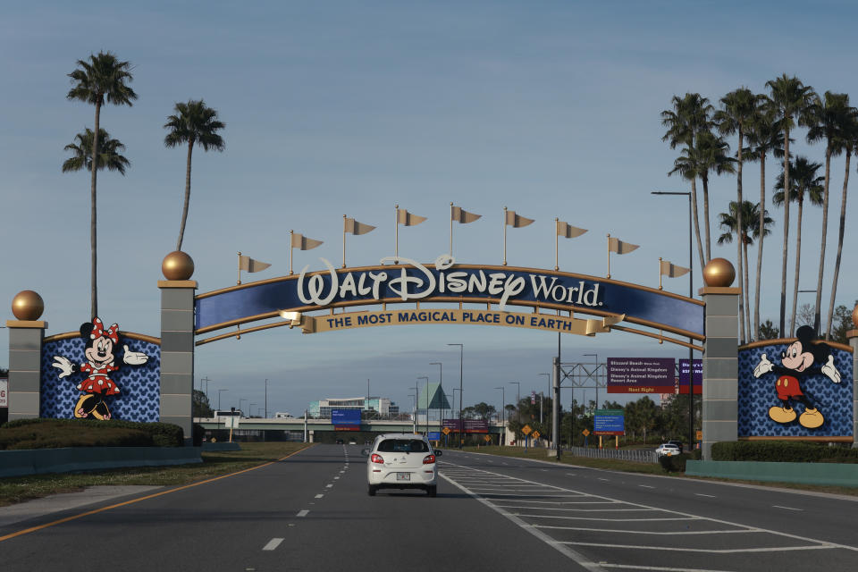 ORLANDO, FL - 01 DE FEVEREIRO: Uma placa dá as boas-vindas aos visitantes perto da entrada do Walt Disney World em 01 de fevereiro de 2024, em Orlando, Flórida.  Um juiz federal rejeitou uma ação contra o governador da Flórida, Ron DeSantis, que a Walt Disney Co. disse que apelaria da perda em uma ação judicial.  O caso gira em torno do governador assumir a gestão da área especial da Disney depois que a Disney se opôs à legislação da Flórida, que os críticos chamaram... 