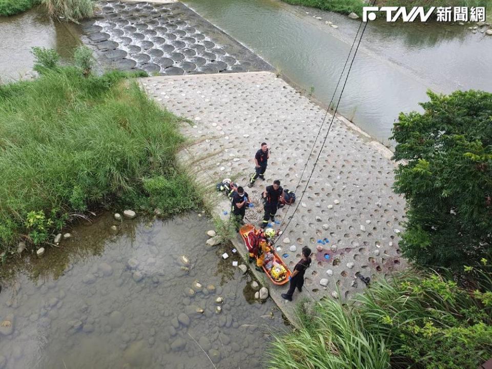 警消獲報台中北屯大坑山區有男性跌落橋下，現場深約9米