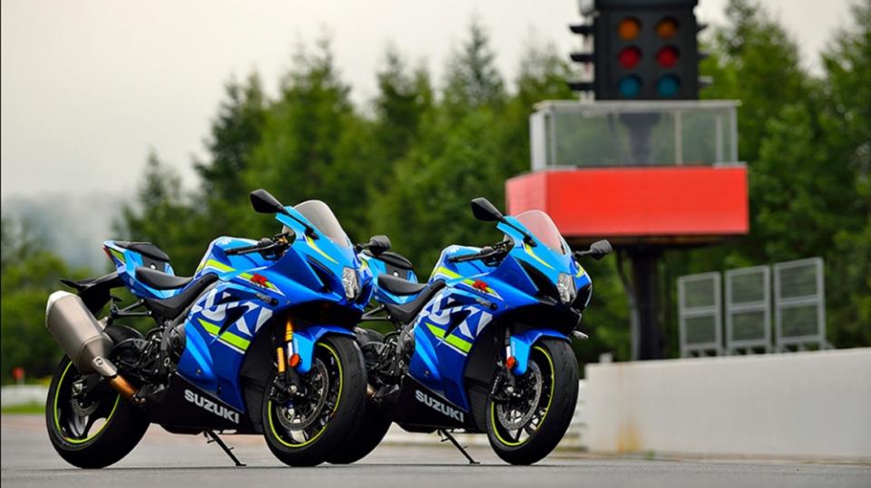 GSX-R1000R （左）在車頭進氣孔的兩側上方配有燈眉設計。