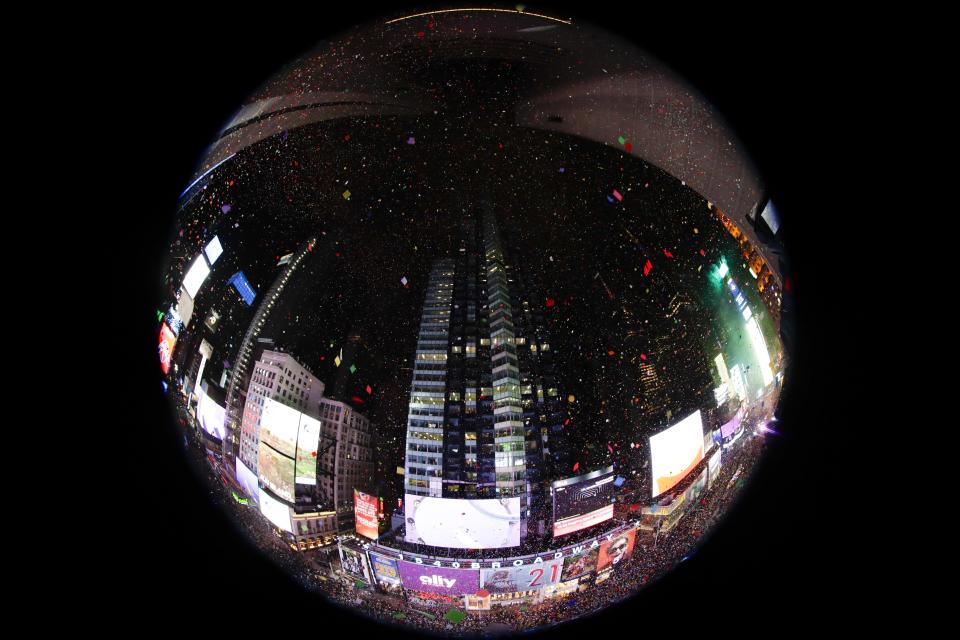 En esta imagen, tomada con una lente de ojo de pez, confeti cae sobre la multitud a medianoche durante la celebración del Año Nuevo, vista desde New York Marriott Marquis, en Times Square, Nueva York, el 1 de enero de 2020. (AP Foto/Frank Franklin II)