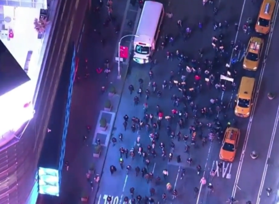 尼科爾斯慘遭員警暴力毆打的影片一釋出後，紐約曼哈頓發生了大規模抗議活動。    圖: 翻攝自 @diamondswet999 推特