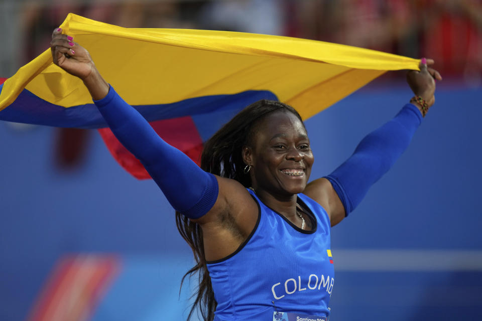 La colombiana Flor Ruiz celebra tras ganar la medalla de oro en el lanzamiento de la jabalina del atletismo de los Juegos Panamericanos en Santiago, Chile, el viernes 1 de noviembre de 2023. (AP Foto/Fernando Vergara)