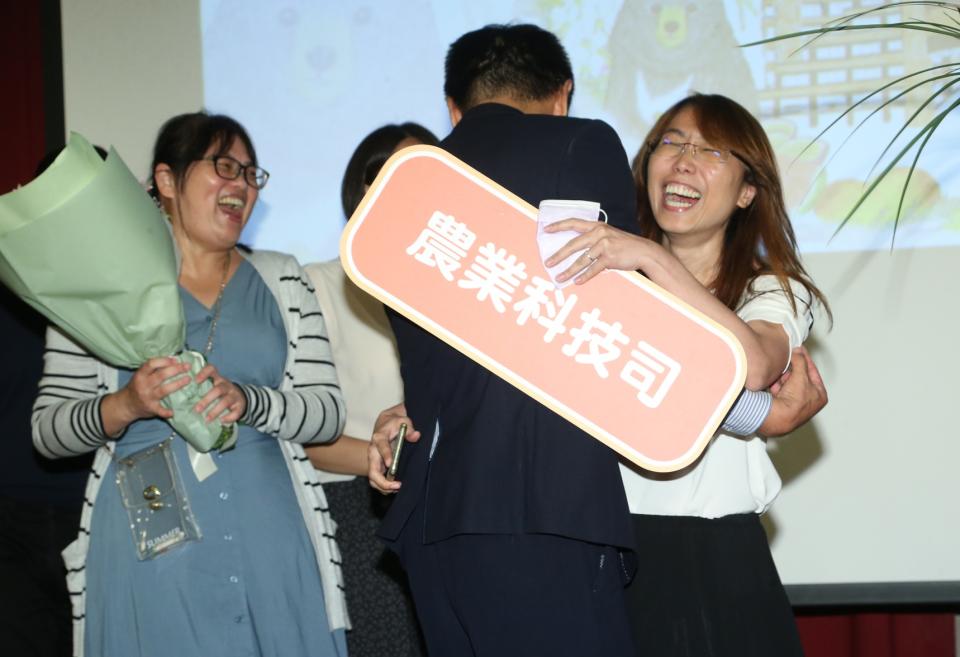 農業部農業科技司同仁給部長陳吉仲送上溫暖擁抱。