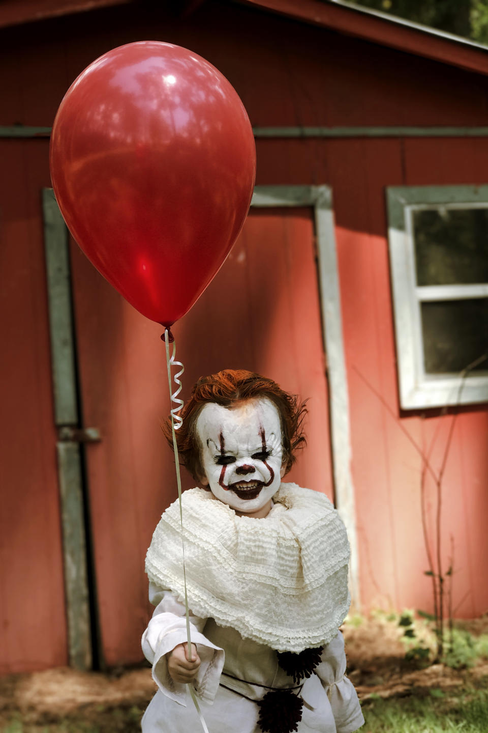 Der kleine Louie mimt für ein Fotoshooting seines Bruders den Clown Pennywise. (Bild: Eagan Tilghman/Caters News)