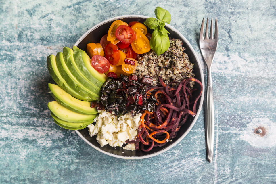 veggie bowl, Quinoa tricolore, Karottenspiralen, FetakÃ¤se, Tomaten, Avocado, Mangold, Studio. (Getty Images)