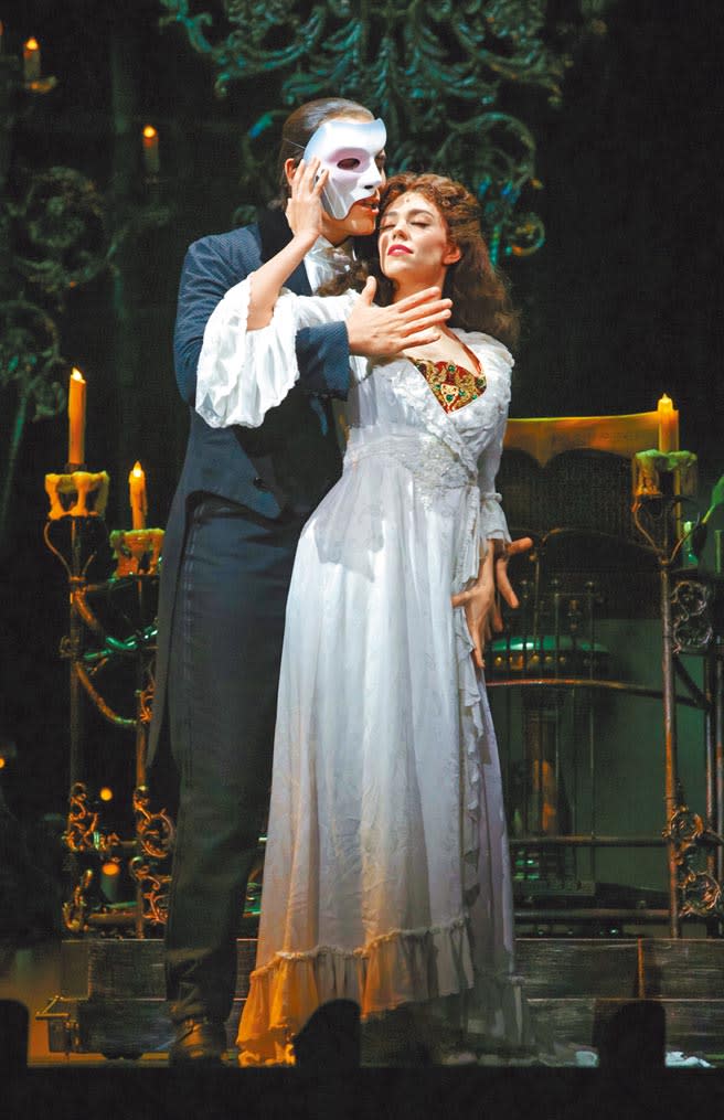 飾演《歌劇魅影》男女主角的強納森羅克茅（左）和卡莉安沃爾希帶來經典橋段。（吳松翰攝）