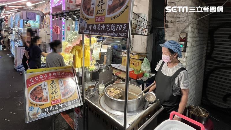 台北西門町也有賣牛肉湯泡麵的攤販，購買族群以外國觀光客為大宗。（圖／記者賴俊佑攝影）